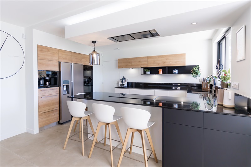Cuisine ouverte de style contemporain bois et blanc à Bois d'Arcy 5