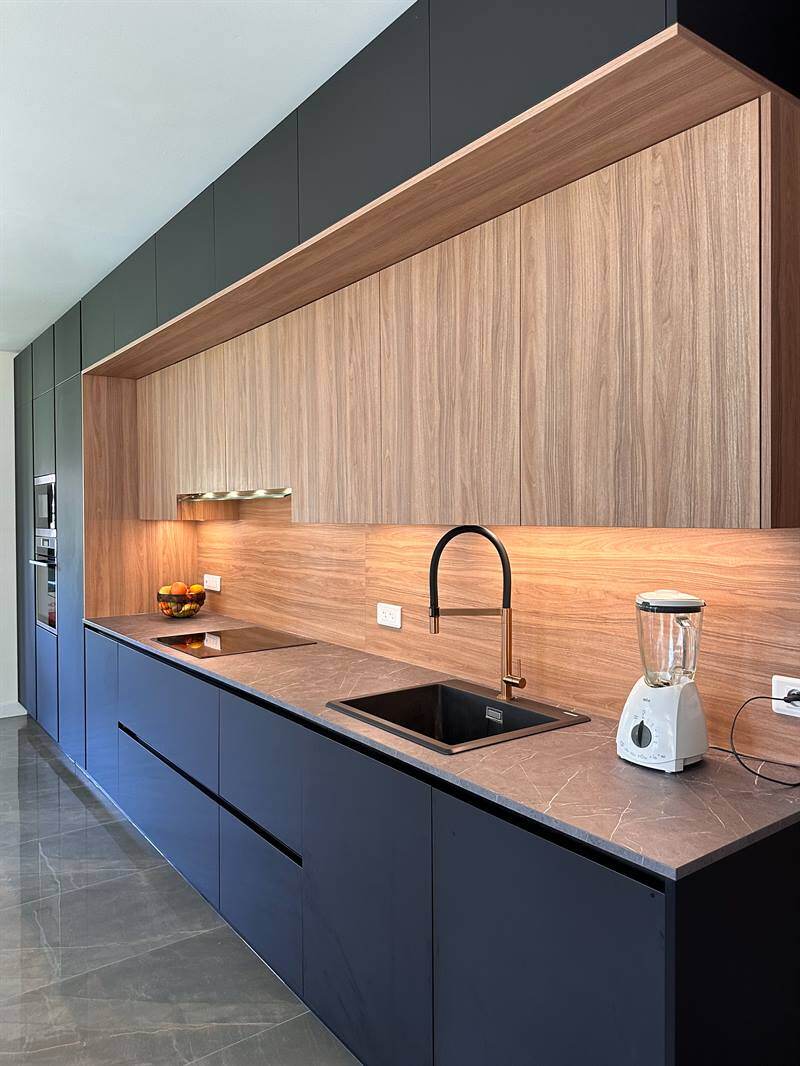 Cuisine moderne bois et noir à Crespières 2