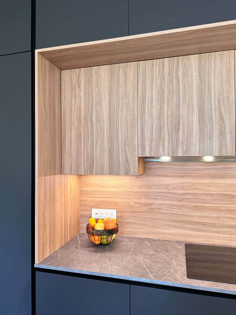 Cuisine moderne bois et noir à Crespières 5