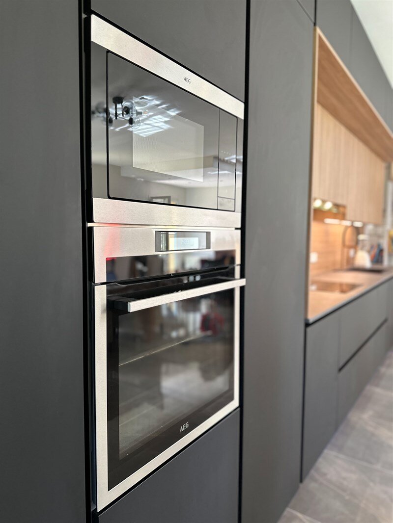 Cuisine moderne bois et noir à Crespières 6
