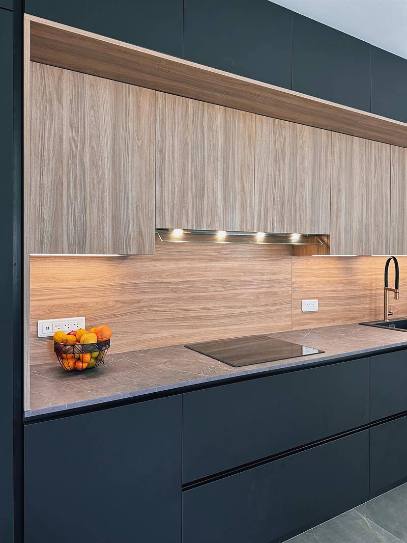 Cuisine moderne bois et noir à Crespières 7