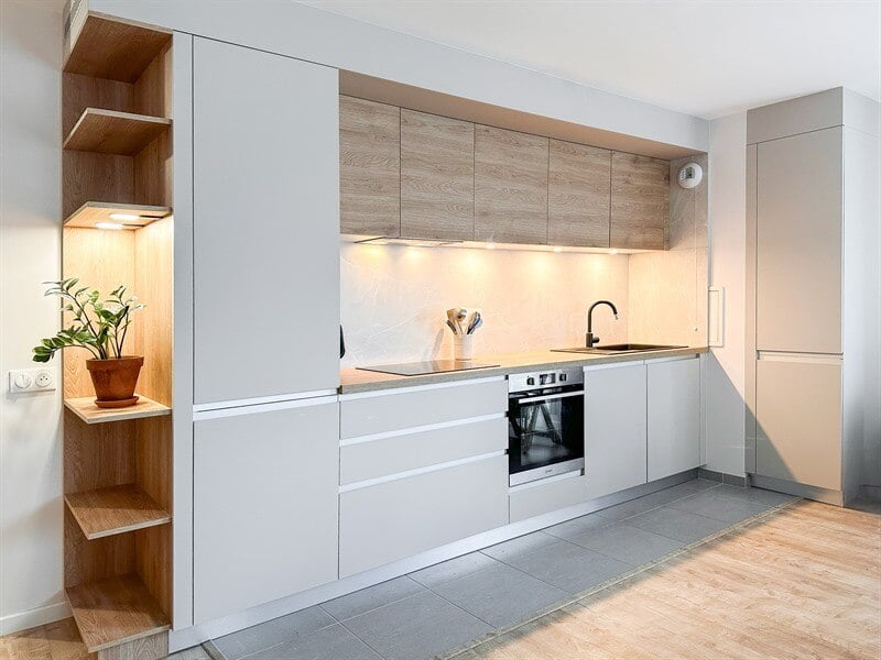 Cuisine ouverte de style moderne bois et blanc à Poissy 1