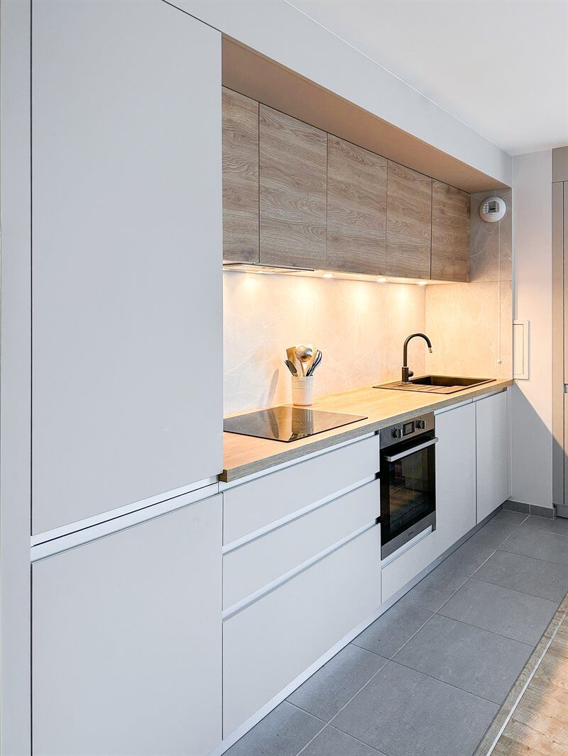 Cuisine ouverte de style moderne bois et blanc à Poissy 2