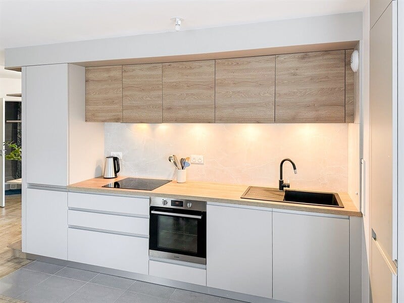 Cuisine ouverte de style moderne bois et blanc à Poissy 3
