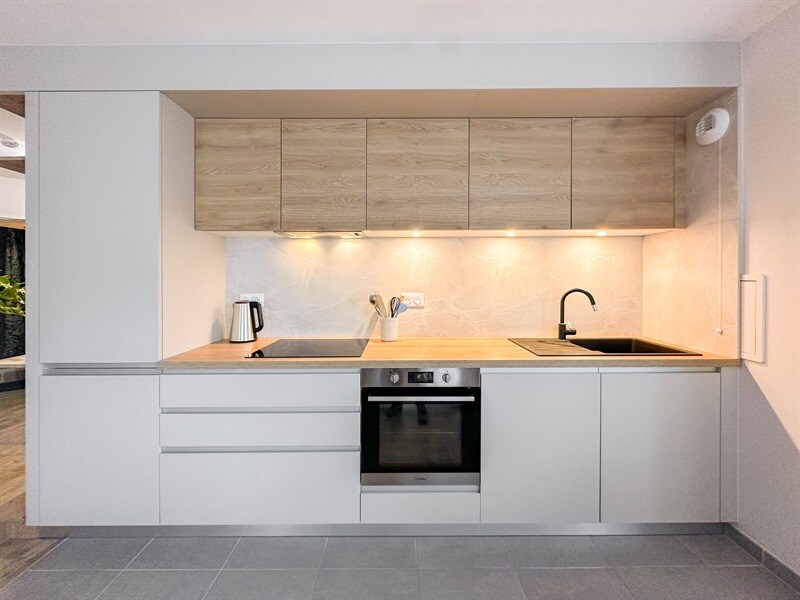 Cuisine ouverte de style moderne bois et blanc à Poissy 4