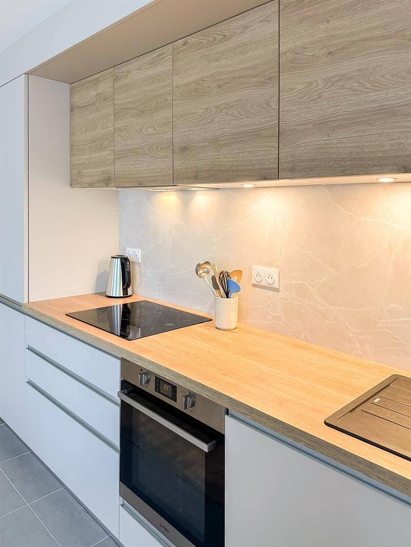 Cuisine ouverte de style moderne bois et blanc à Poissy 5