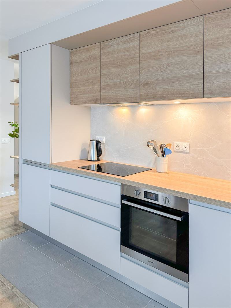 Cuisine ouverte de style moderne bois et blanc à Poissy 6