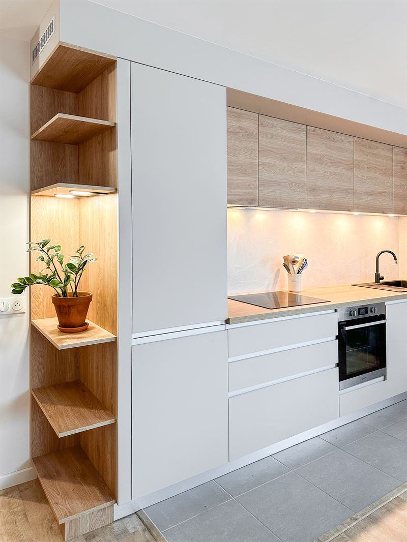 Cuisine ouverte de style moderne bois et blanc à Poissy 7