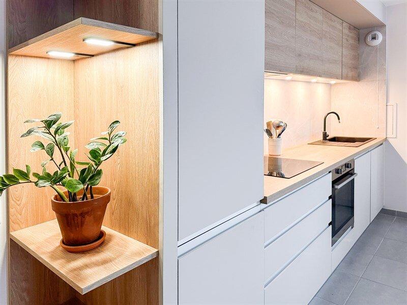 Cuisine ouverte de style moderne bois et blanc à Poissy 8
