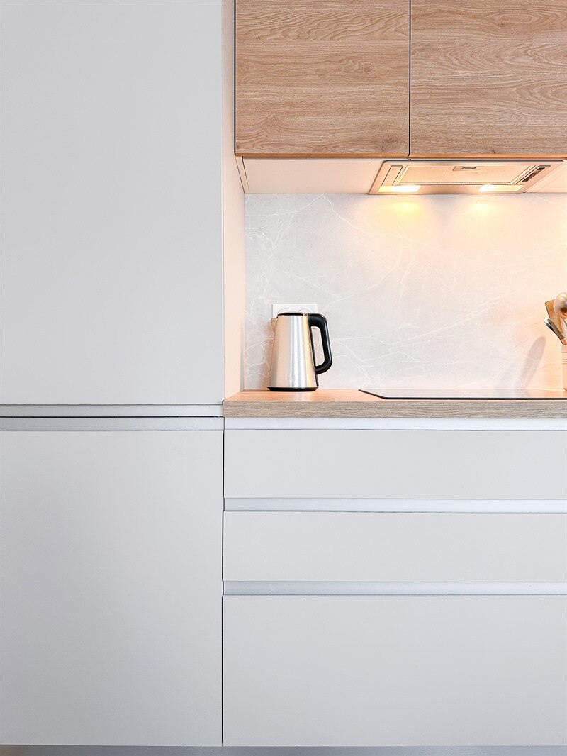 Cuisine ouverte de style moderne bois et blanc à Poissy 9