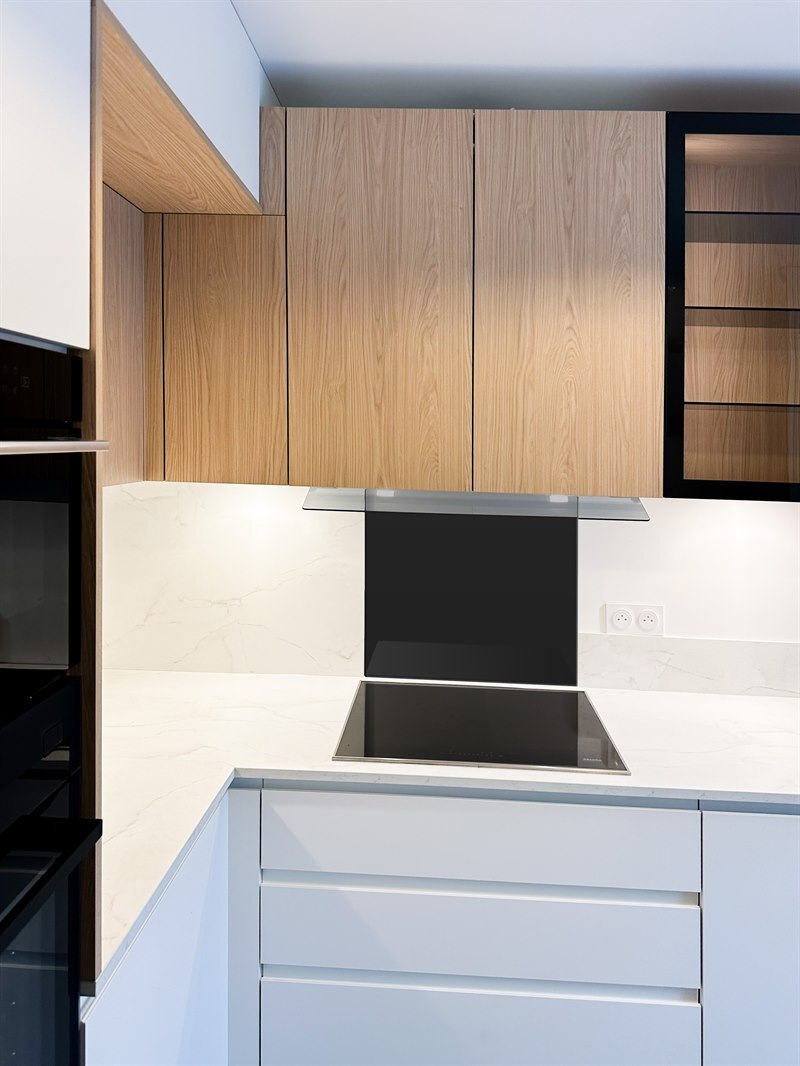 Cuisine fermée de couleur bois et blanc à Fourqueux | Raison Home - 4