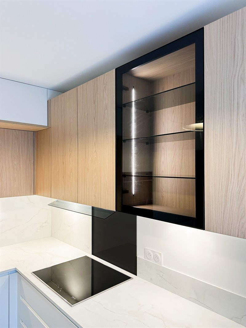 Cuisine fermée de couleur bois et blanc à Fourqueux | Raison Home - 5