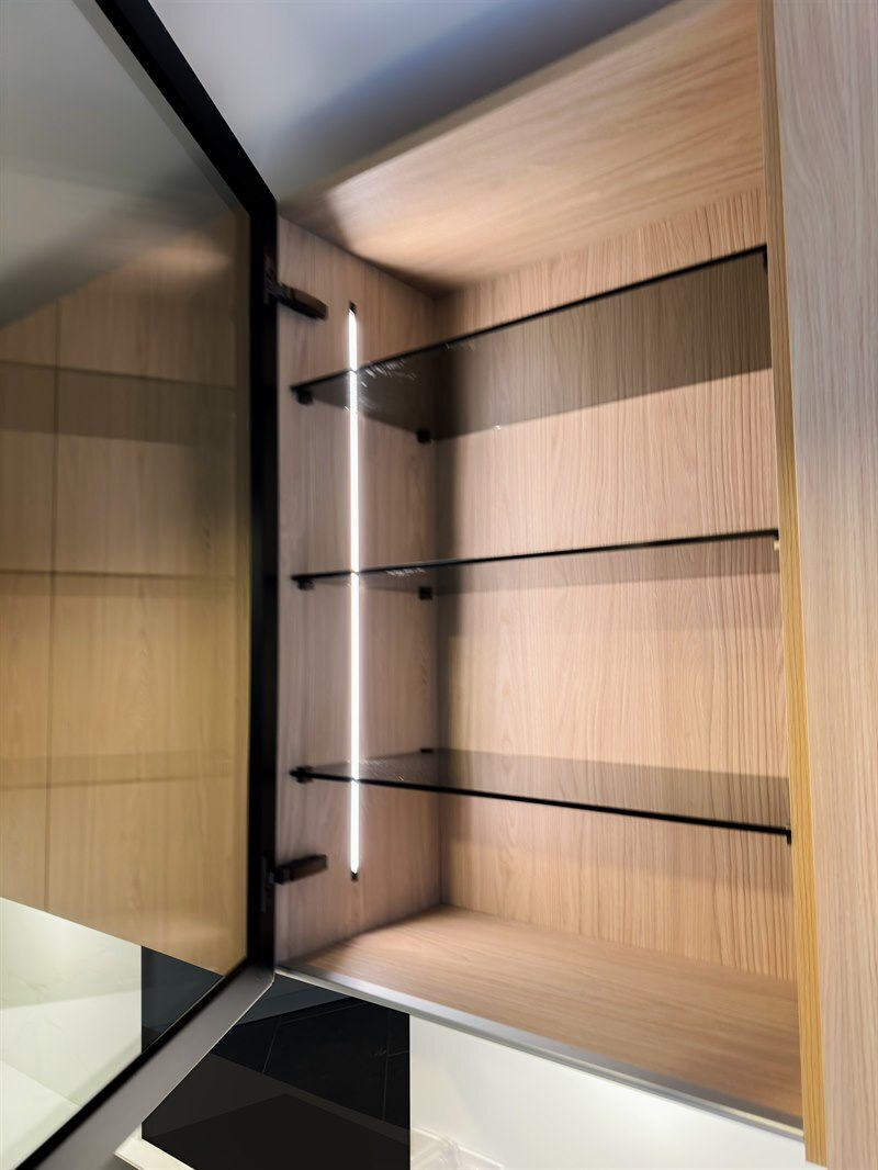 Cuisine fermée de couleur bois et blanc à Fourqueux | Raison Home - 7