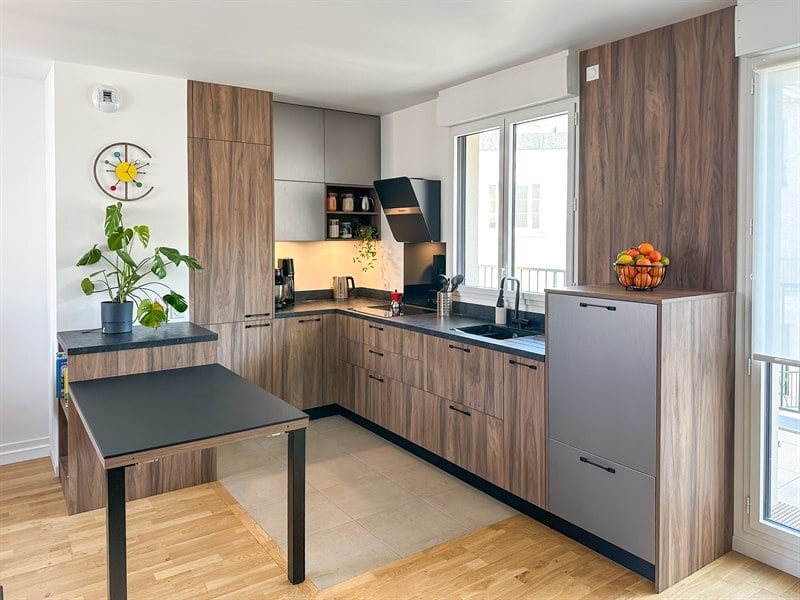 Cuisine ouverte de style moderne bois à Colombes | Raison Home - 1