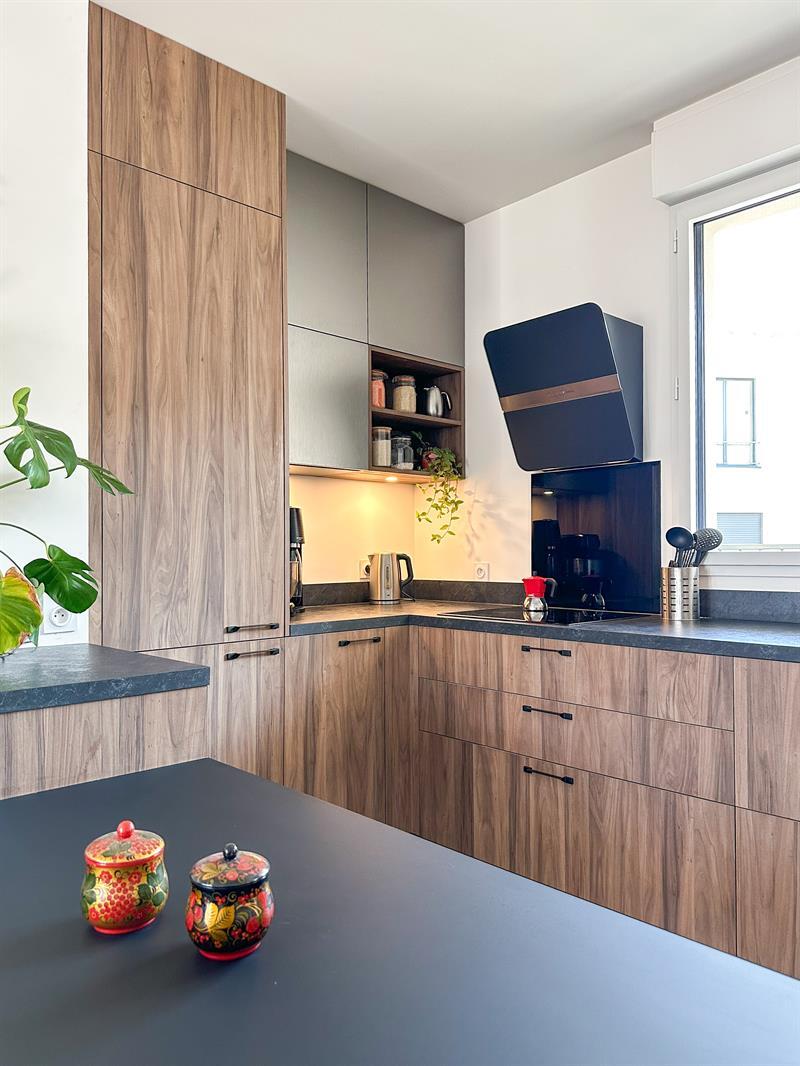 Cuisine ouverte de style moderne bois à Colombes | Raison Home - 2