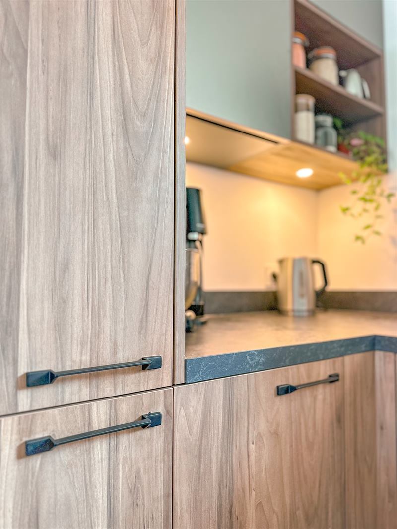 Cuisine ouverte de style moderne bois à Colombes | Raison Home - 3