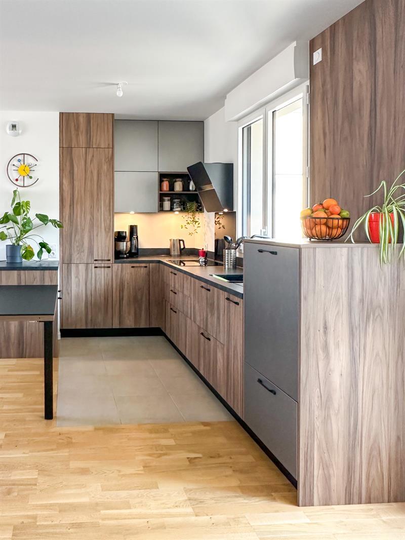 Cuisine ouverte de style moderne bois à Colombes | Raison Home - 6