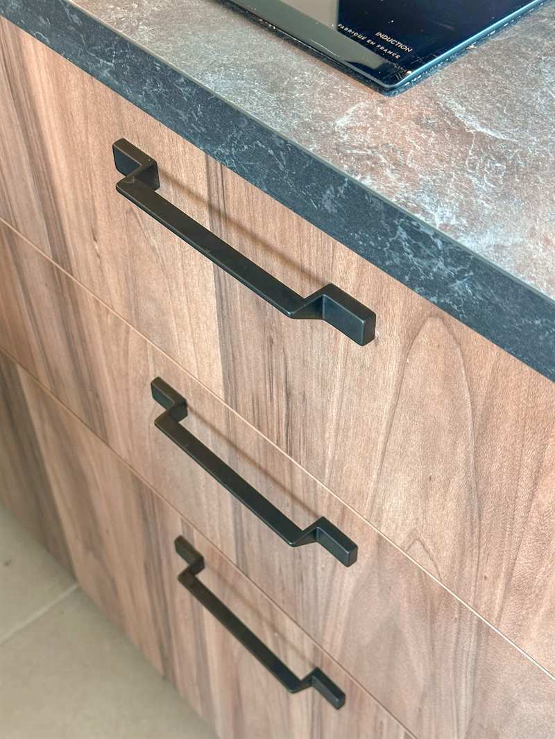 Cuisine ouverte de style moderne bois à Colombes | Raison Home - 8