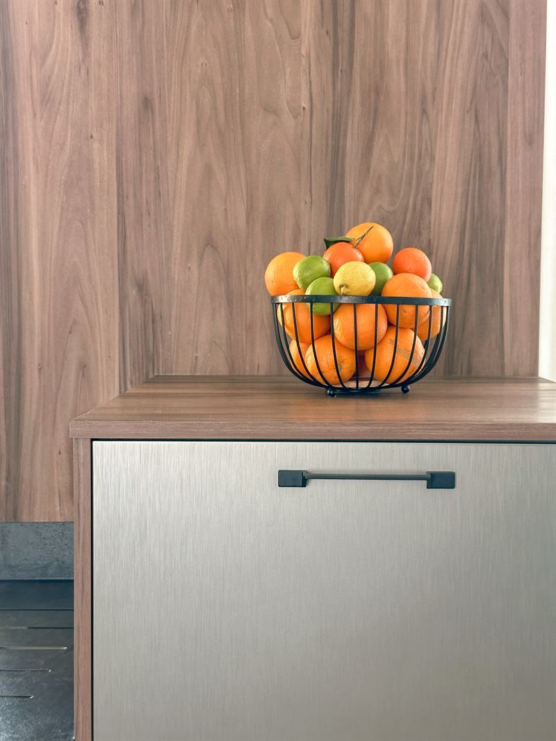 Cuisine ouverte de style moderne bois à Colombes | Raison Home - 9
