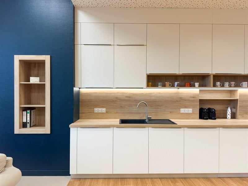 Cuisine ouverte de style moderne bois et blanc à Versailles | Raison Home - 2
