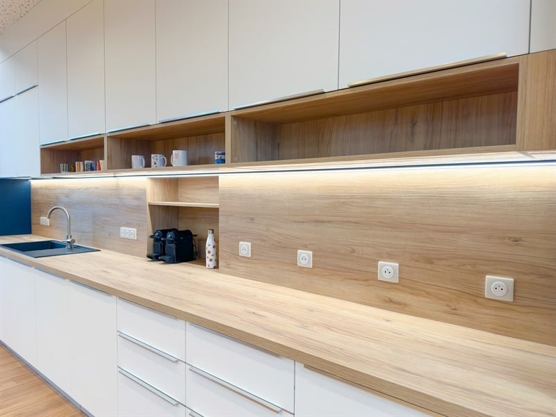 Cuisine ouverte de style moderne bois et blanc à Versailles | Raison Home - 3