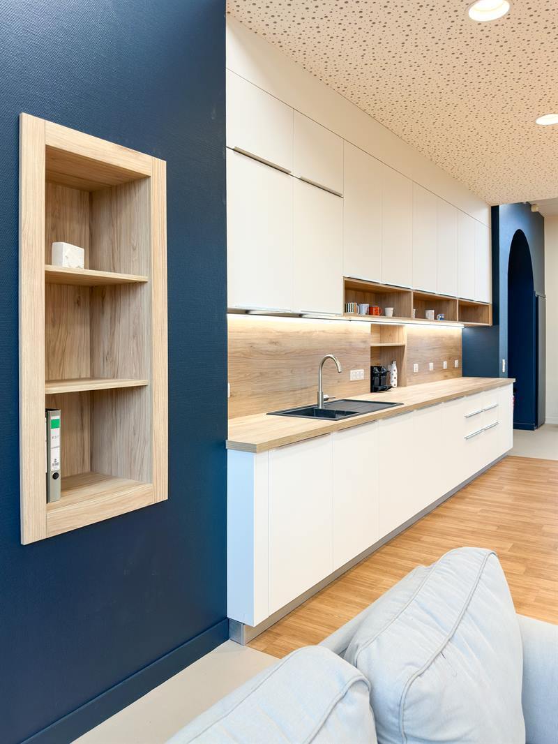 Cuisine ouverte de style moderne bois et blanc à Versailles | Raison Home - 6