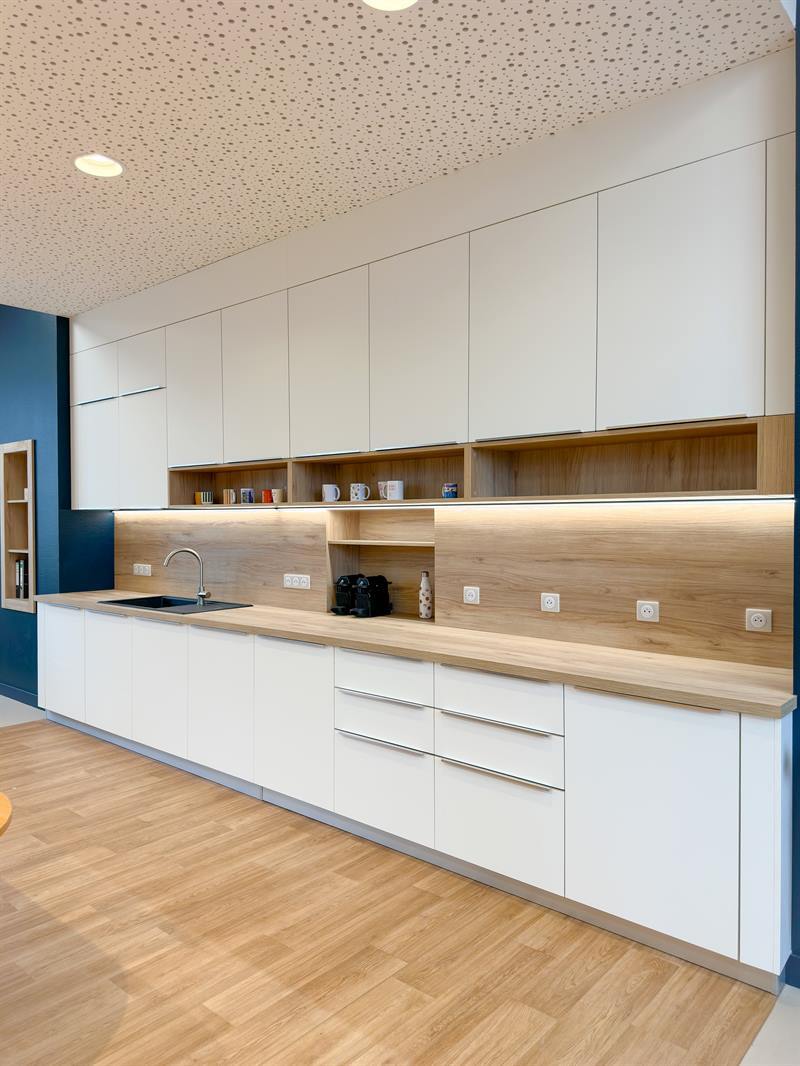 Cuisine ouverte de style moderne bois et blanc à Versailles | Raison Home - 8