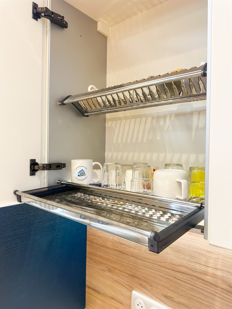 Cuisine ouverte de style moderne bois et blanc à Versailles | Raison Home - 10