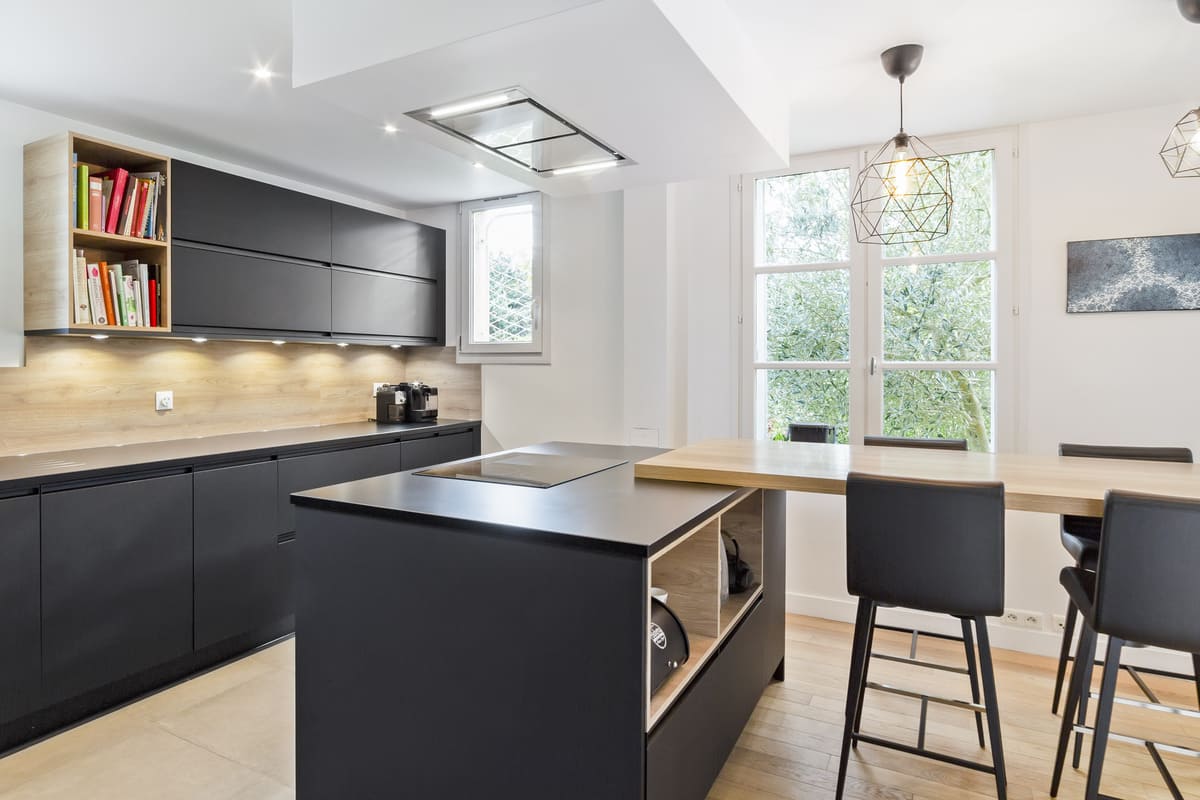 Cuisine moderne noire et bois avec îlot central à La Celle-Saint-Cloud | Raison Home - 6