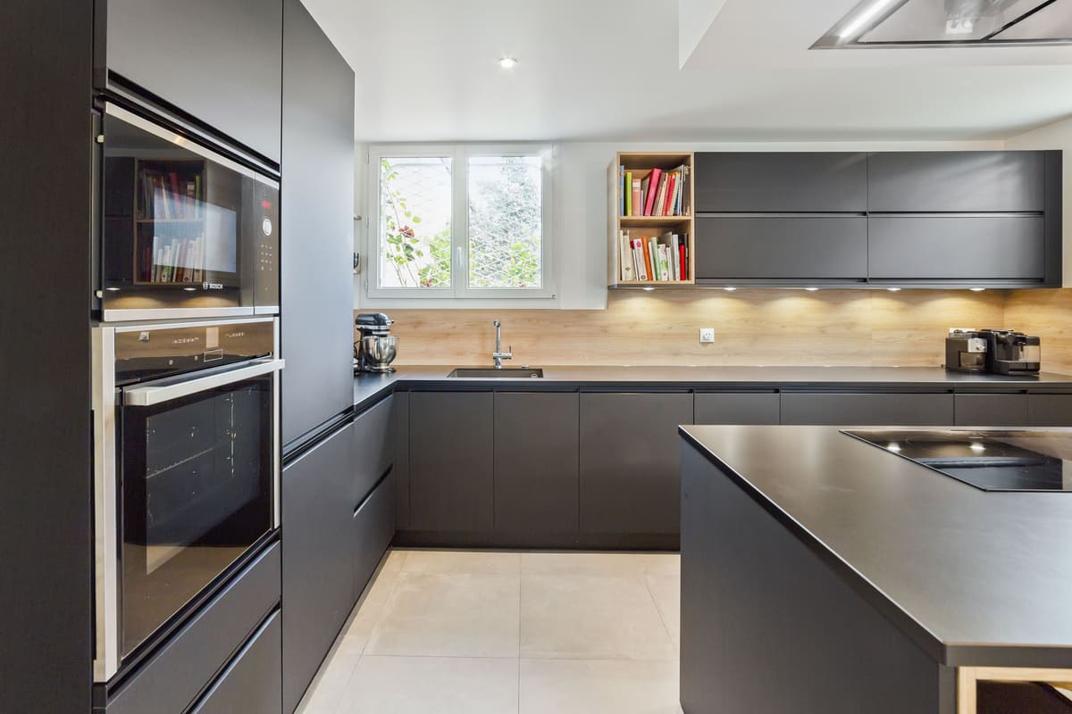 Cuisine moderne noire et bois avec îlot central à La Celle-Saint-Cloud | Raison Home - 3