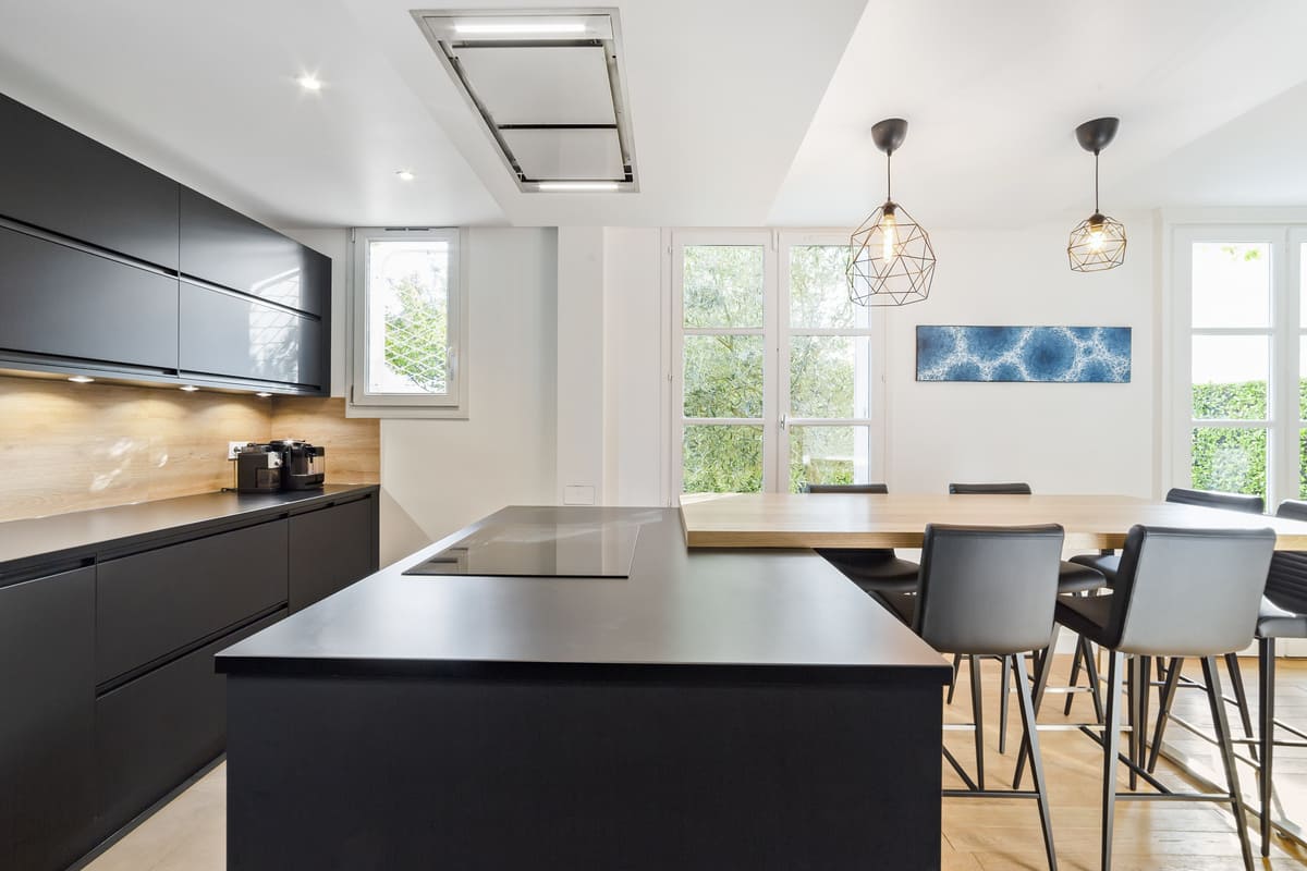 Cuisine moderne noire et bois avec îlot central à La Celle-Saint-Cloud | Raison Home - 1