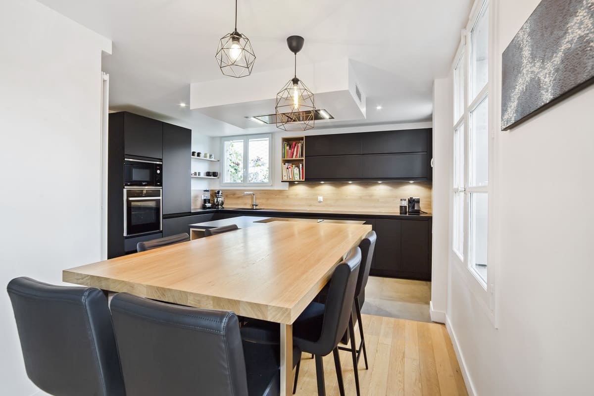 Cuisine moderne noire et bois avec îlot central à La Celle-Saint-Cloud | Raison Home - 5