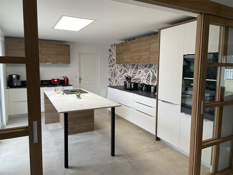 Cuisine ouverte de style contemporain bois et blanc à Petit Mars | Raison Home - 1