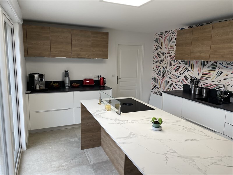 Cuisine ouverte de style contemporain bois et blanc à Petit Mars | Raison Home - 2
