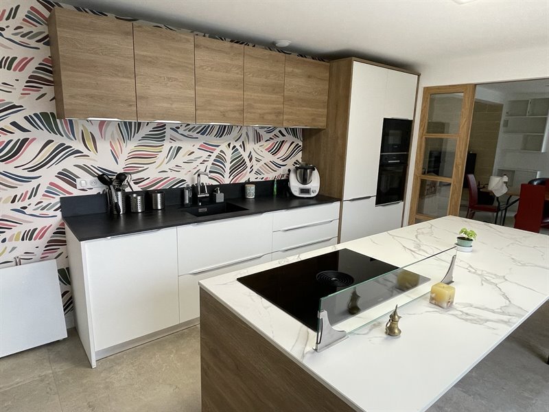 Cuisine ouverte de style contemporain bois et blanc à Petit Mars | Raison Home - 4