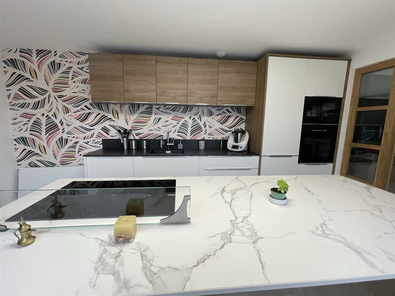 Cuisine ouverte de style contemporain bois et blanc à Petit Mars | Raison Home - 5