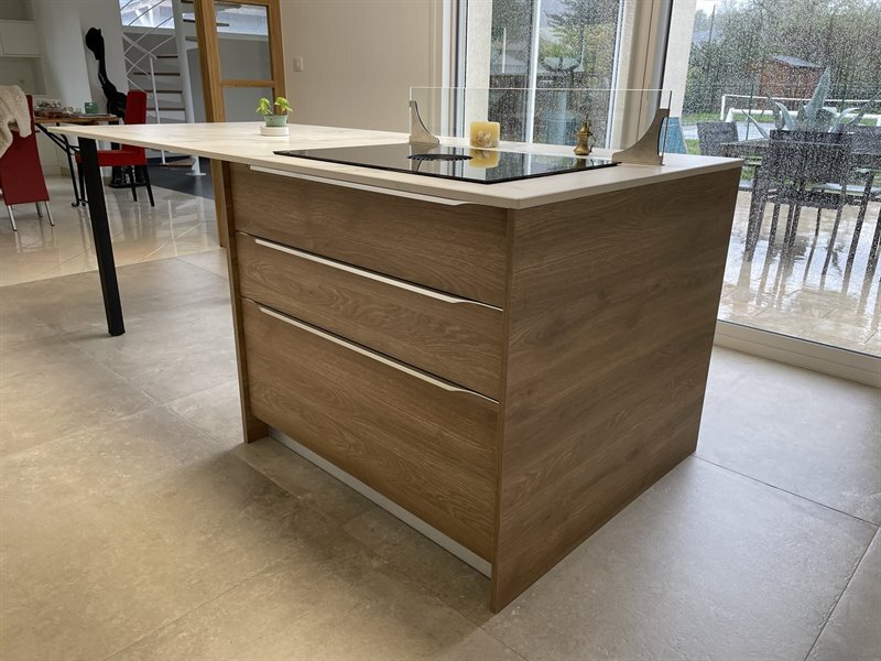 Cuisine ouverte de style contemporain bois et blanc à Petit Mars | Raison Home - 6