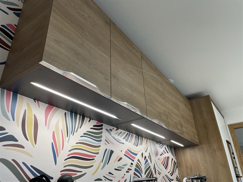 Cuisine ouverte de style contemporain bois et blanc à Petit Mars | Raison Home - 7