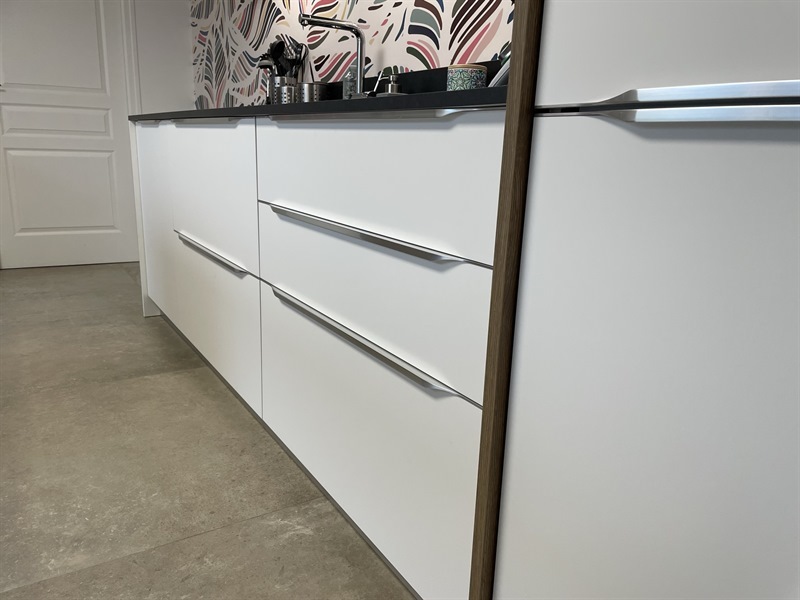 Cuisine ouverte de style contemporain bois et blanc à Petit Mars | Raison Home - 9
