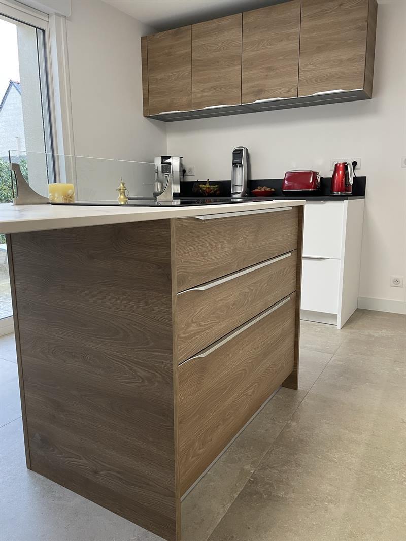 Cuisine ouverte de style contemporain bois et blanc à Petit Mars | Raison Home - 10