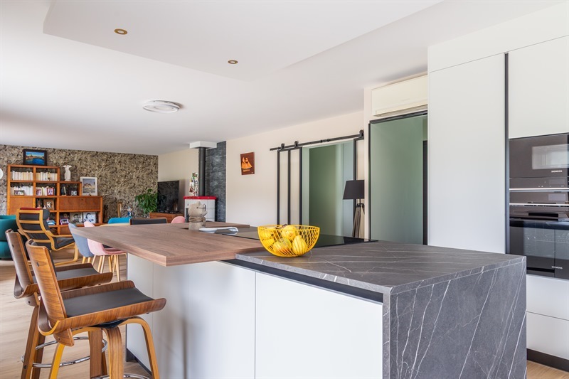 Cuisine moderne bois, noir, blanc et gris à Fondettes | Raison Home - 5
