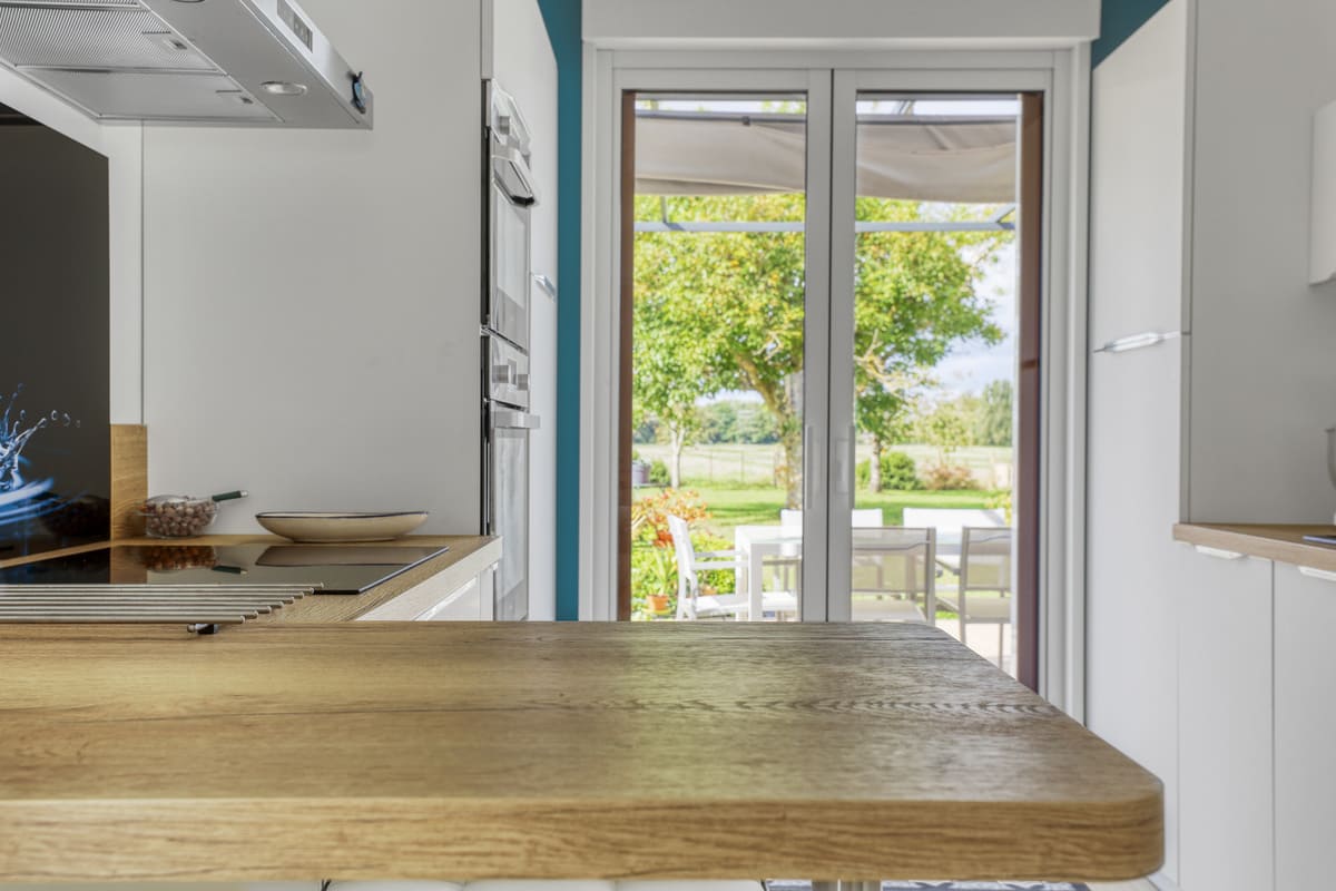 Cuisine contemporaine en couloir blanche et bois à Véretz 4