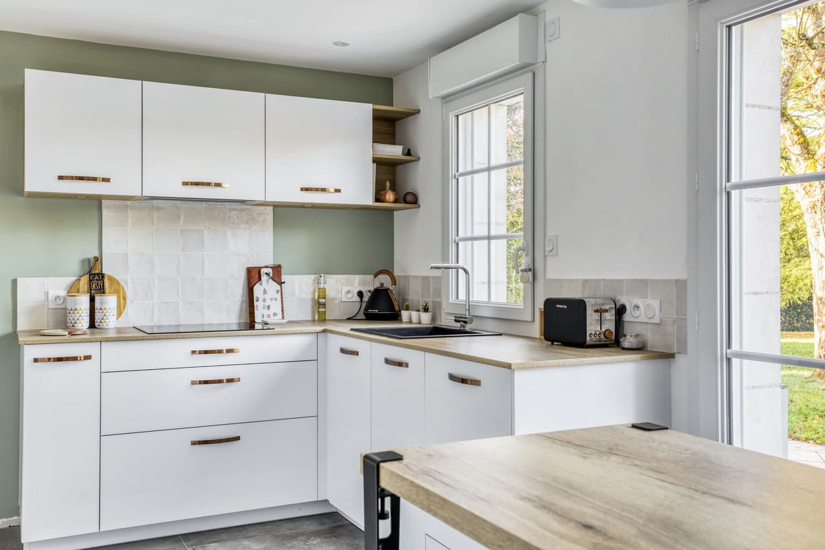 Cuisine fermée blanc et bois avec mur vert amande à Esvres | Raison Home - 2