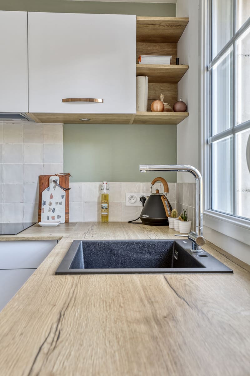 Cuisine fermée blanc et bois avec mur vert amande à Esvres | Raison Home - 8