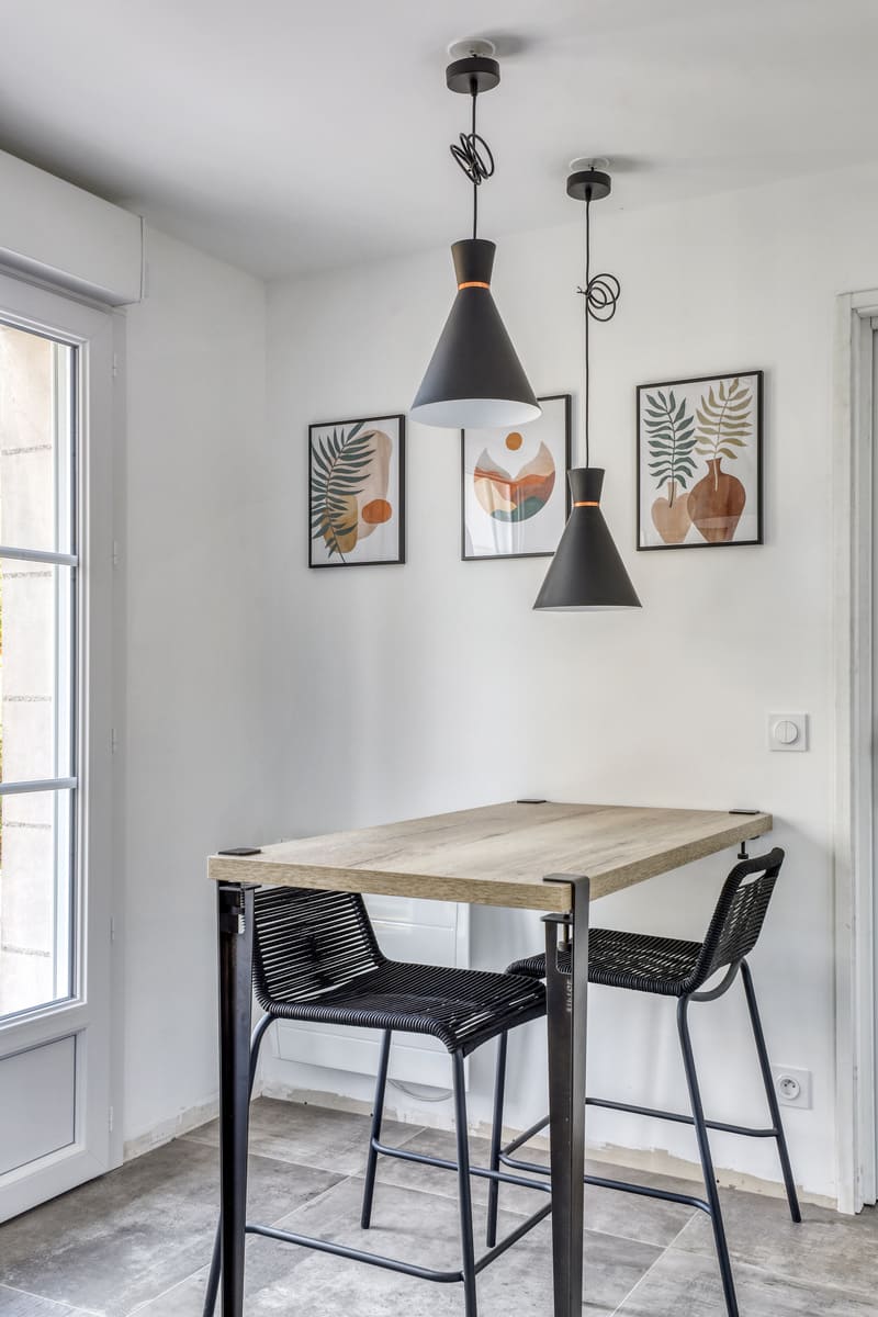 Cuisine fermée blanc et bois avec mur vert amande à Esvres | Raison Home - 9