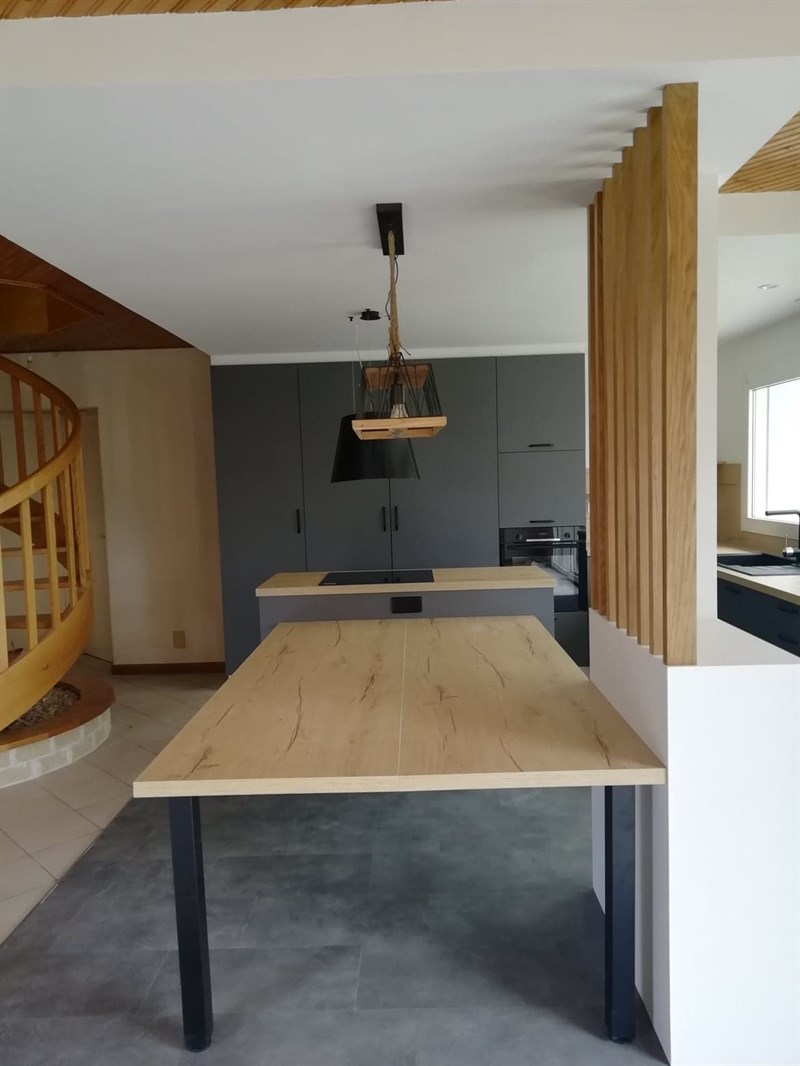Cuisine ouverte bois et gris à Mazieres-en-Mauges 3