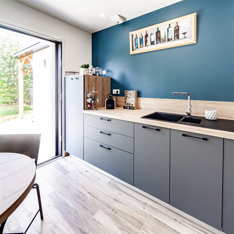 Cuisine ouverte de style moderne bois et gris à Beaupreau-en-Mauges 6