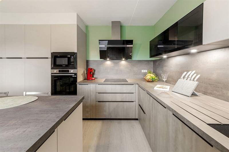 Cuisine fermée de style moderne noir et gris à Bretignolles 3