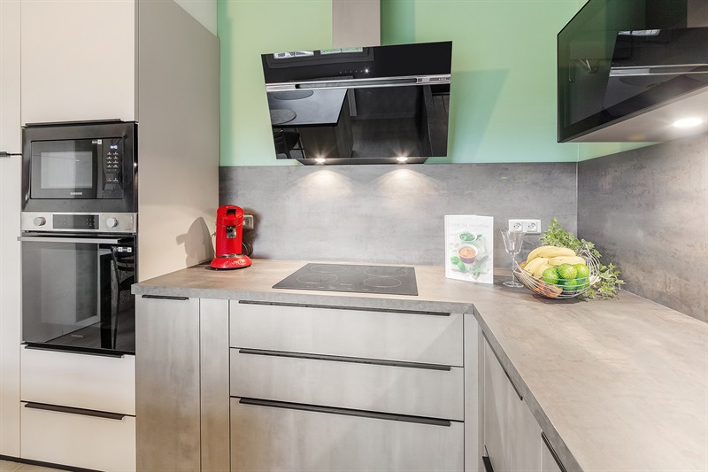 Cuisine fermée de style moderne noir et gris à Bretignolles 6