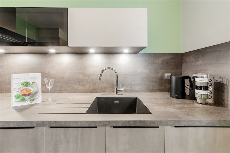Cuisine fermée de style moderne noir et gris à Bretignolles 7